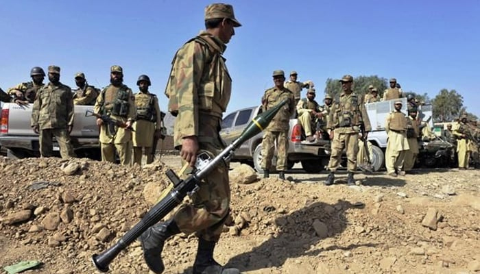 A soldier of the Pakistan army carrying an RPG while walking. — AFP/File