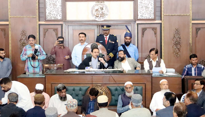 Mayor Barrister Murtaza Wahab speaks as he chairs the general body meeting in the KMC head office council hall on December 7, 2023. — Facebook/Karachi Metropolitan Corporation- بلدیہ عظمیٰ کراچی