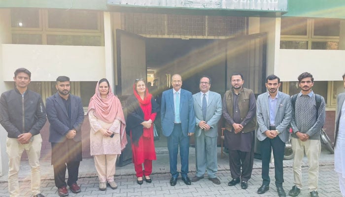 The image shows the group photo with Dr Robina Yasmeen, Chairperson, Department of Pakistan Studies Islamia University, Bahawalpur in front of the Punjab University’s Pakistan Study Centre (PSC).  — Facebook/iubwp