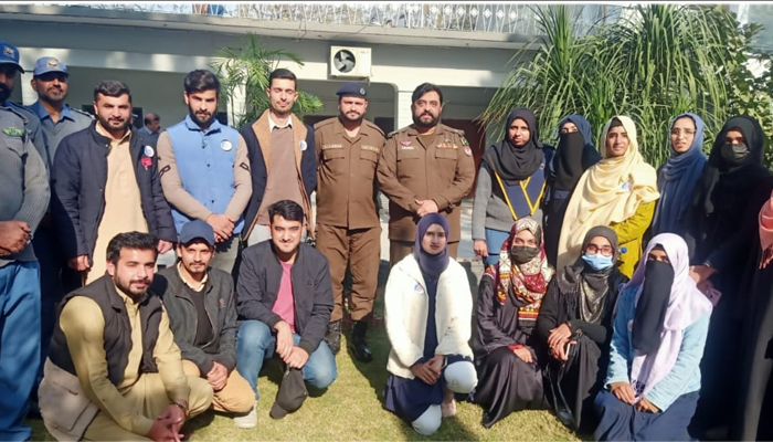 This image shows a group photo of the students visiting the traffic headquarters of Rawalpindi Police at Race Course on December 14, 2023. — Facebook/City Traffic Police Rawalpindi