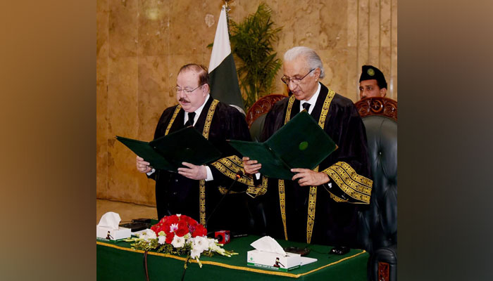 Justice Sardar Tariq Masood takes oath from Justice Ijaz-Ul-Ahsan the ceremony was held in the Supreme Court of Pakistan on December 16, 2023. — APP