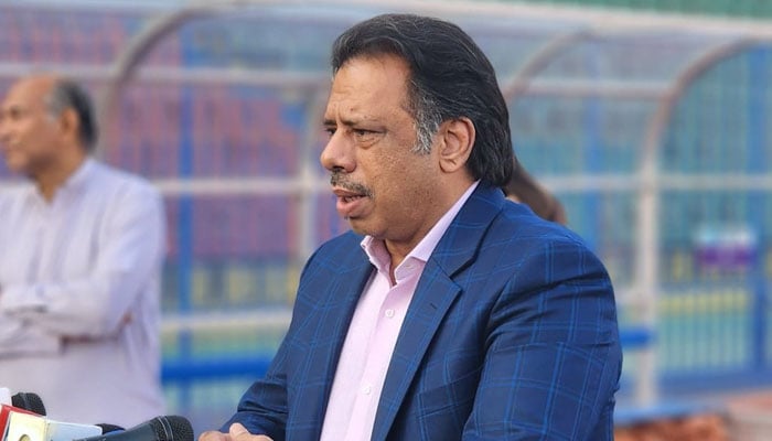 World squash guru Jahangir Khan shares the success story with young players during the Junior World Cup in Kuala Lumpur on December 1, 2023. —Facebook/Pakistan Hockey Federation