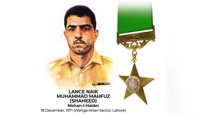 18 دسمبر 2023 کو جاری کی گئی اس تصویر میں لانس نائیک محمد محفوظ شہید (نشاہ حیدر) کو ان کے 52 ویں یوم شہادت پر دکھایا گیا ہے۔  — X/@PakistanFauj