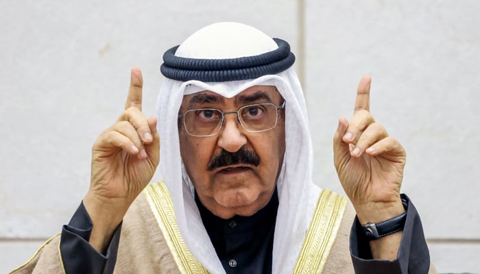 Kuwaits new emir Sheikh Meshal al-Ahmad al-Sabah gestures as he swears in before lawmakers as the country´s 17th ruler, at the Kuwaiti parliament, on December 20, 2023 in Kuwait City. — AFP