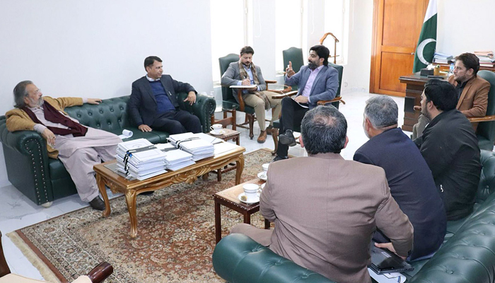 Federal Minister for Education and Professional Training, Madad Ali Sindhi in a meeting with Advisor Planning HEC and Directory P&D QAU on December 28, 2023. — APP