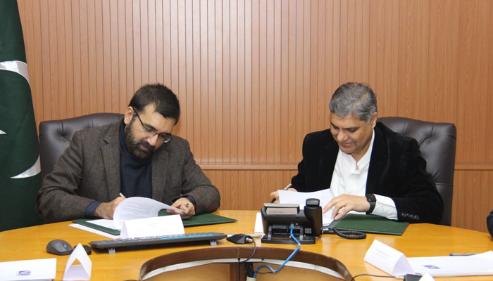 PEF Managing Director Shahid Farid and Rector of Virtual University (VU) Prof Dr Arshad Bhatti while signing an MoU in Lahore on December 29, 2023. - Facebook/Punjab Education Foundation (PEF)