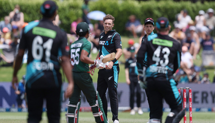 New Zealands Tim Southee (C) looks on during the third Twenty20 cricket match between New Zealand and Bangladesh at Bay Oval in Mount Maunganui on December 31, 2023. — AFP