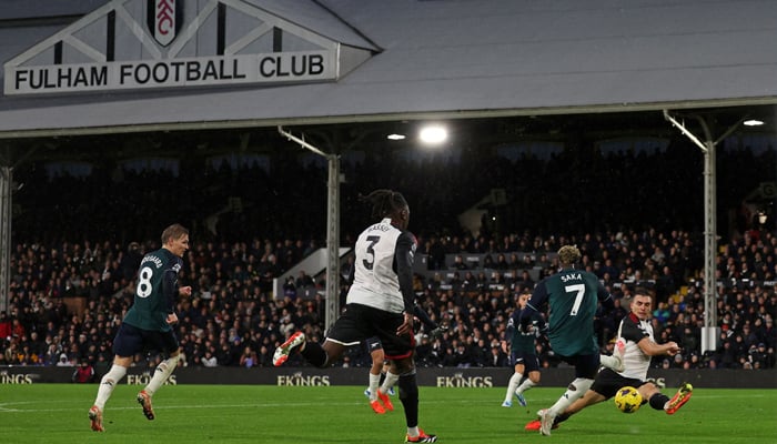 Arsenals Bukayo Saka (2R) has a shot blocked by Fulhams Joao Palhinha (R) during the English Premier League football match at Craven Cottage in London on December 31, 2023. — AFP