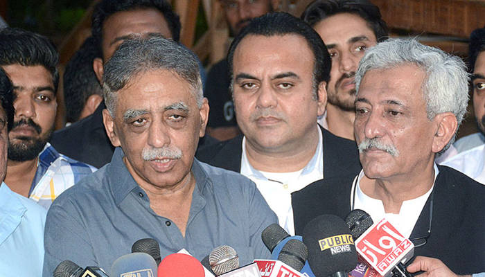 Ex-Sindh Governor Muhammad Zubair, Convener Nawaz Sharif welcome committee Bashir Memon talking to media persons at Karachi Press Club. — APP/File