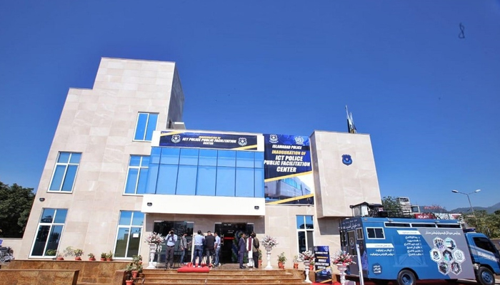 People stand near Islamabad capital police, khidmat center building in Islamabad. —APP/File