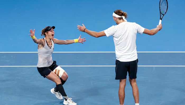 Germanys Alexander Zverev (R) and Laura Siegemund celebrate their win against Polands Iva Swiatek and Hubert Hurkacz in their mixed doubles final at the United Cup tennis event at Ken Rosewall Arena in Sydney on January 8, 2024. — AFP