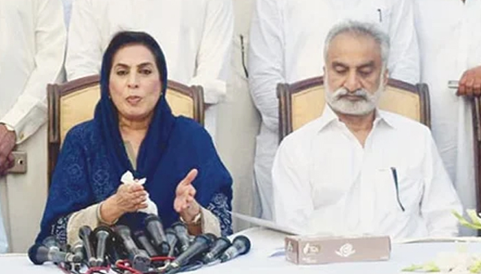 Former National Assembly Speaker Dr Fehmida Mirza (L) and her husband former Sindh home minister Zulfiqar Mirza (R) address a press conference at their residence. — PPI/File