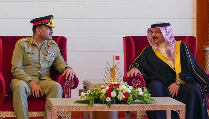 King of Bahrain Hamad bin Isa Al Khalifa (R) while meeting with the Chief of the Army Staff (COAS) General Syed Asim Munir on January 8, 2024. — X/@PakistanFauj