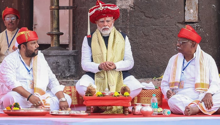 This photograph taken on January 12, 2024 shows Indias PM Narendra Modi (C) offering prayers at the Ramkund in Nashik. — AFP