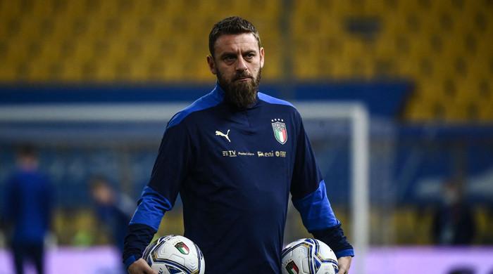 Roma Idol De Rossi Succeeds Sacked Mourinho