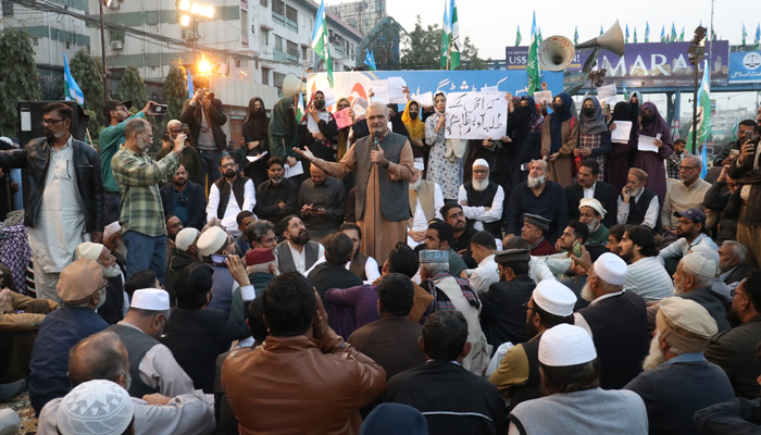 Karachi JI chief Hafiz Naeem ur Rehman speaks during a sit-in protest demonstration outside the SSGCL headquarters on January 18, 2024. — Facebook/Hafiz Naeem ur Rehman