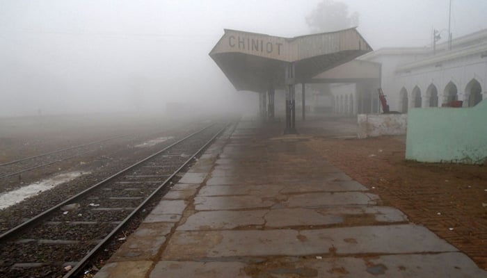 A view of thick fog spread at Railway Station early morning in Chiniot on January 21, 2024. —  APP