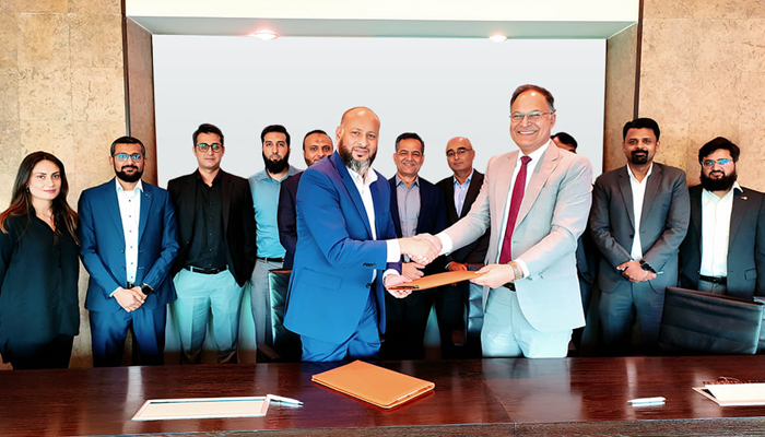 KE’s chief executive officer Moonis Abdullah Alvi (L) shakes hands with HUBCO’s chief executive officer Kamran after signing the MOU on January 24, 2024. — Facebook/HUBCO