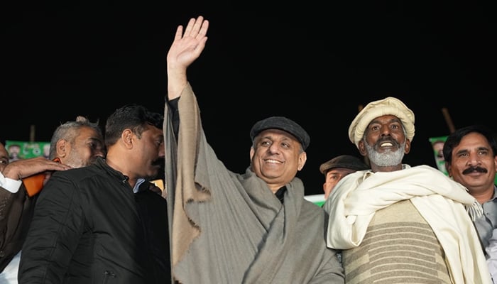 President of Istehkam-e-Pakistan Party (IPP) and candidate from NA-117, PP-149 Lahore, and PP-209 Khanewal Abdul Aleem Khan (C) waves during election campaign meetings at Paracha Colony and Old Ravi Bridge of NA-117 Shahdara on January 25, 2024. — Facebook/Abdul Aleem Khan