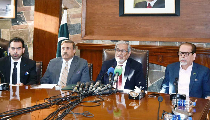 Caretaker Sindh Chief Minister Justice (Retd) Maqbool Baqar (2nd R) addresses a press conference at CM House on January 25, 2024. — APP