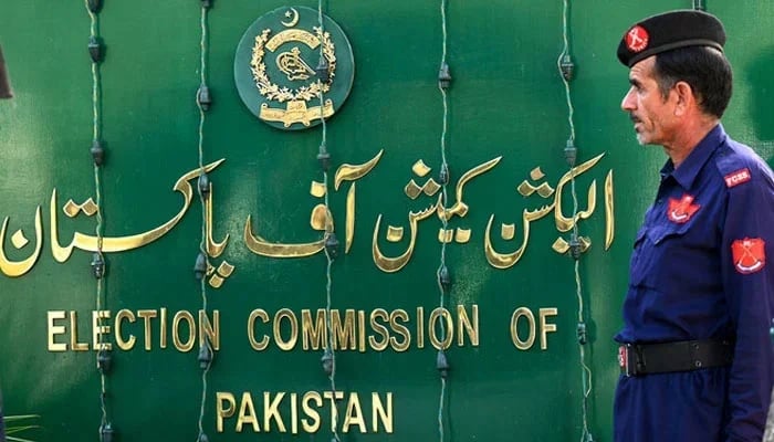 A security personnel stands guard at the headquarters of the Election Commission of Pakistan in Islamabad, Pakistan on September 21, 2023. — AFP