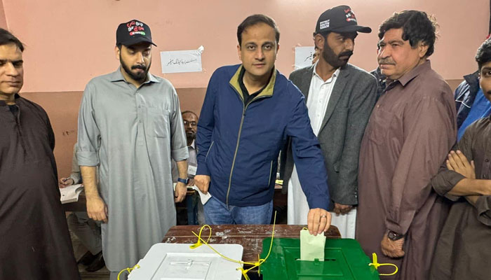 Karachi Mayor Murtaza Wahab cast his vote in the Gulshan-e-Iqbal area during the General Election 2024 on February 8, 2024. — Facebook/Barrister Murtaza Wahab