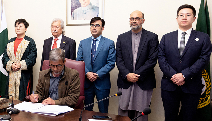 KP Caretaker Special Assistant to CM on Transports signing MoU between KP HED and CPEC Cultural Communication Centre of the Republic of China on February 15, 2024.— NNI