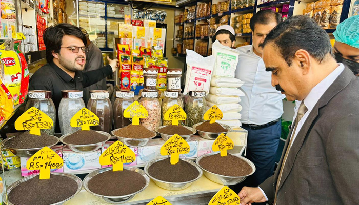 DG Sindh Food Authority, Agha Fakhr Hussain inspects the tea shop during the operation on February 17, 2024. — Facebook/Sindh Food Authority