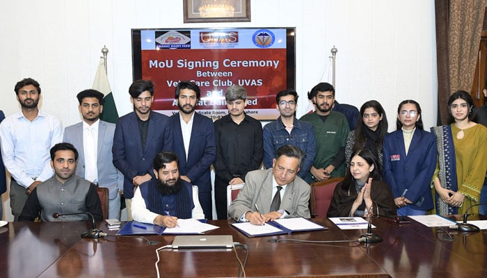 Vets Care Club (VCC) and Amanat Dairy Feed  Officials signs MOU during  MOU signing ceremony at  The University of Veterinary and Animal Sciences (UVAS) on February 20, 2024. — Facebook/UVAS