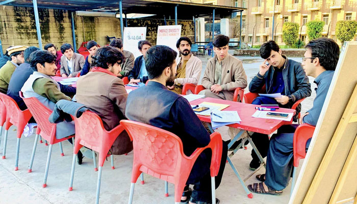 Un leader de la jeunesse s'exprime lors d'une discussion au Café de Puta, Université de Peshawar, le 21 février 2024. — Facebook/Fondation Salgai