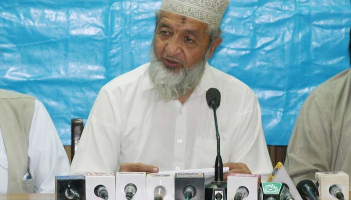 Sindh Jamaat-e-Islami (JI) Emir and former lawmaker Muhammad Hussain Mahenti is seen addressing a press conference at Idara Noor-e-Haq. — Sana File