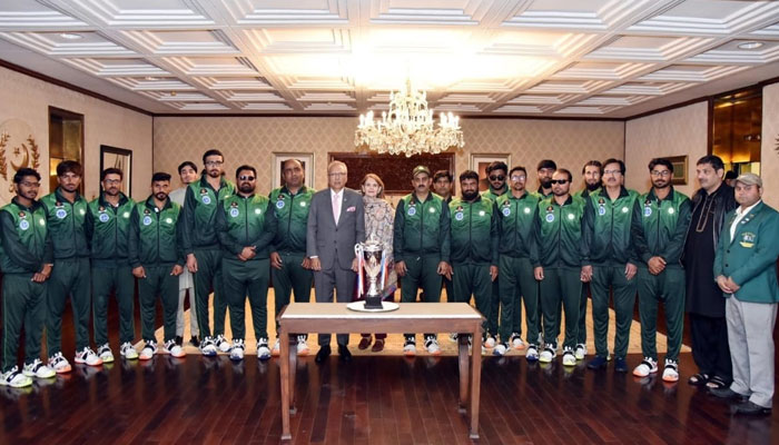 The members of the Pakistan Blind Cricket team posing for a group picture with Pakistans President Dr Arif Alvi on February 26, 2024. — APP