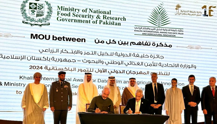 Pakistani ambassador Faisal Niaz Tirmizi (left) and Dr. Abdelouahhab Zaid, (right) General Secretary of the Khalifa International Award for Date Palm and Agricultural Innovation, sign MOU for promotion of Date Palm cultivation in Abu Dhabi, UAE on February 26, 2024. — APP