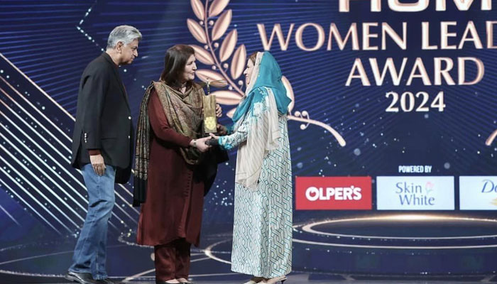 Da Hawwa Lur congratulates CEO Ms.Khurshid Bano receives Women Leaders Award 2024 from LT Gen(R) Nigar Johar and Federal Minister of Information Mr. Murtaza Solangi on February 25, 2024. — Facebook/Da Hawwa Lur