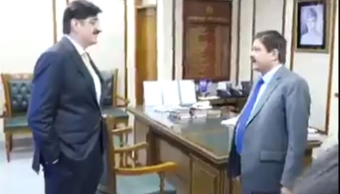 Sindh Chief Minister Syed Murad Ali Shah is seen talking to an officer  after paying a surprise visit to the New Sindh Secretariat on Mar 1, 2024. — x/SindhCMHouse