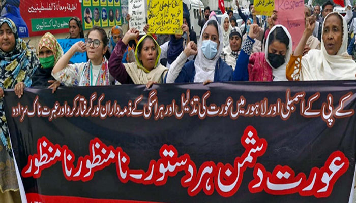 Members of National Trade Union Federation (NTUF) holds protest demonstration for acceptance of their demands, at Karachi press club on March 5, 2024. — PPI