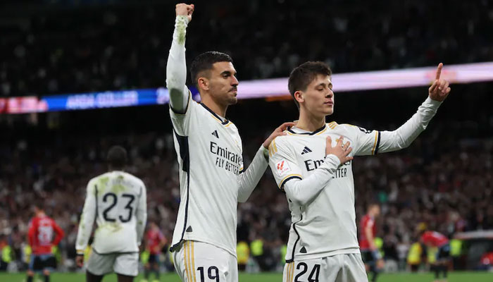 El jugador del Real Madrid Arda Guler (R) celebra con su compañero durante el partido.  — AFP/Archivo