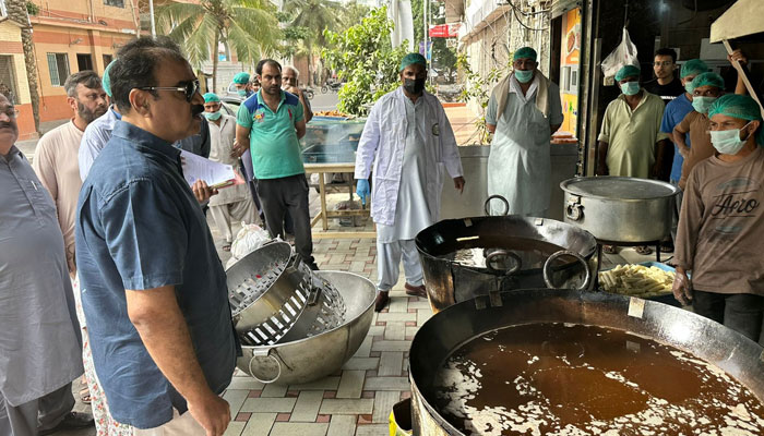 SFA Director-General Agha Fakhar Hussain inspects the bakery during an operation on April 1, 2024. — Facebook/Sindh Food Authority