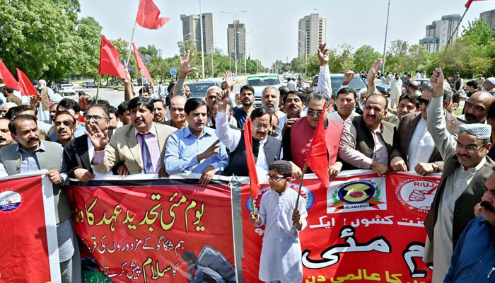 CDA Labour Union General Secretary Chaudhry Yaseen leading a rally on the occasion of International Labour Day in Islamabad on May 1, 2024. — APP