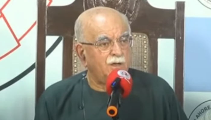 Pashtunkhwa Mili Awami Party (PkMAP) Chairman Mehmood Khan Achakzai addresses a press conference along with PTI leaders (not pictured) at the Lahore Press Club. — Screengrab/YouTube/News One/File