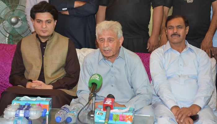 Federal Minister for Industries, Production and National Food Security & Research Rana Tanveer Hussain talking to the media during his visit to PASSCO Center, Nia Lahore Jhang Road, Tehsil Gojra on May 12, 2024. — PID