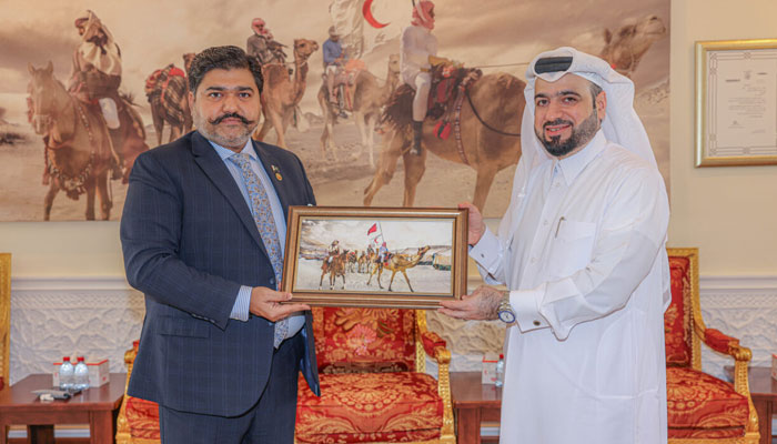 Qatar Red Crescent Society (QRCS) Secretary General, Faisal Mohamed Al-Emadi present souvenir to Pakistan Red Crescent Society Chairman Sardar Shahid Ahmed Laghari during visits to the Qatar Red Crescent Society headquarters in Doha on MAy 14, 2024. — X/@QatarNewsAgency