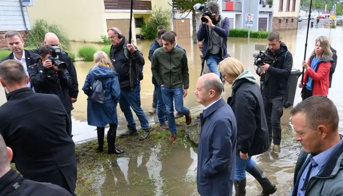 German Chancellor Olaf Scholz and Saarland State premier Anke Rehlinger wade through water as they visit flood stricken town of Kleinblittersdorf. — AFP/File