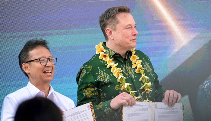 Tech billionaire Elon Musk and Indonesias health minister, Budi Gunadi Sadikin, inaugurate the launch of the Starlink internet service in Balis capital of Denpasar on Sunday. — AFP/file