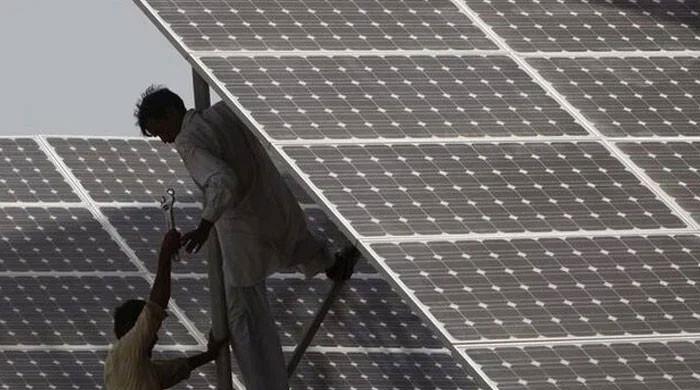 Govt ‘plans replacing solar net metering with gross metering’