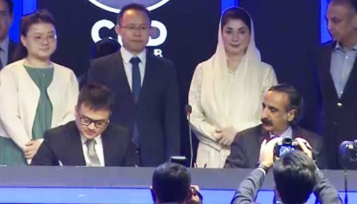 COO of CBD Punjab, Brig (retd) Mansoor Janjua and CMEC Senior Commercial Manager MR. Liu Zhe signs an MOU in the presence of Punjab Chief Minister Maryam Nawaz on May 22, 2024. — Facebook/Central Business District Punjab