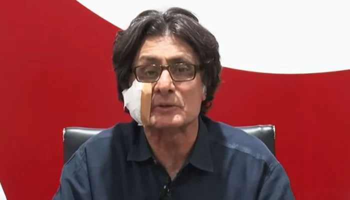 Wounded PTI Information Secretary Raoof Hasan addresses the press conference on May 22, 2024, a day after being attacked in Islamabad. — Screengrab via Geo News