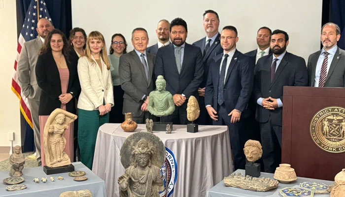 Pakistan Consul General in New York Aamer Ahmed Atozai poses with recovered artefacts and US officials. — X/@PakinNewYork/File