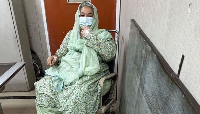 Incarcerated PTI leader Dr Yasmin Rashid at Services Hospital after being shifted from Lahore’s Kot Lakhpat Jail. — Geo News/File
