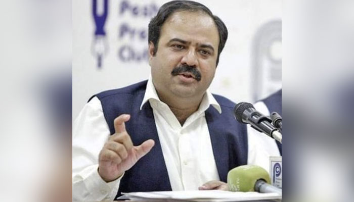Qaumi Watan Party (QWP) provincial Chairman Sikandar Hayat Khan Sherpao speaks during a press conference. — APP/File